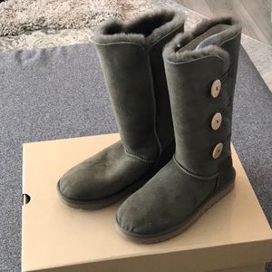 NIB UGG Bailey Button Triplet II Women's Sheepskin Boots SIZE 8 model 1012667